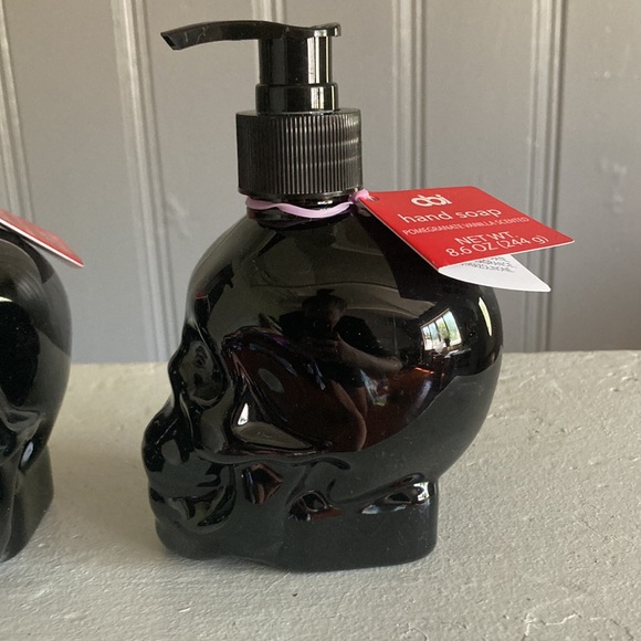 LAST- NWT Pomegranate Vanilla Scented -2 Black Skull 💀 Hand Soap Pump Set - Picture 8 of 17